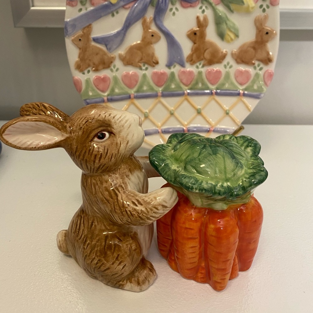 Bunny rabbit/carrot bunch salt and pepper shakers
